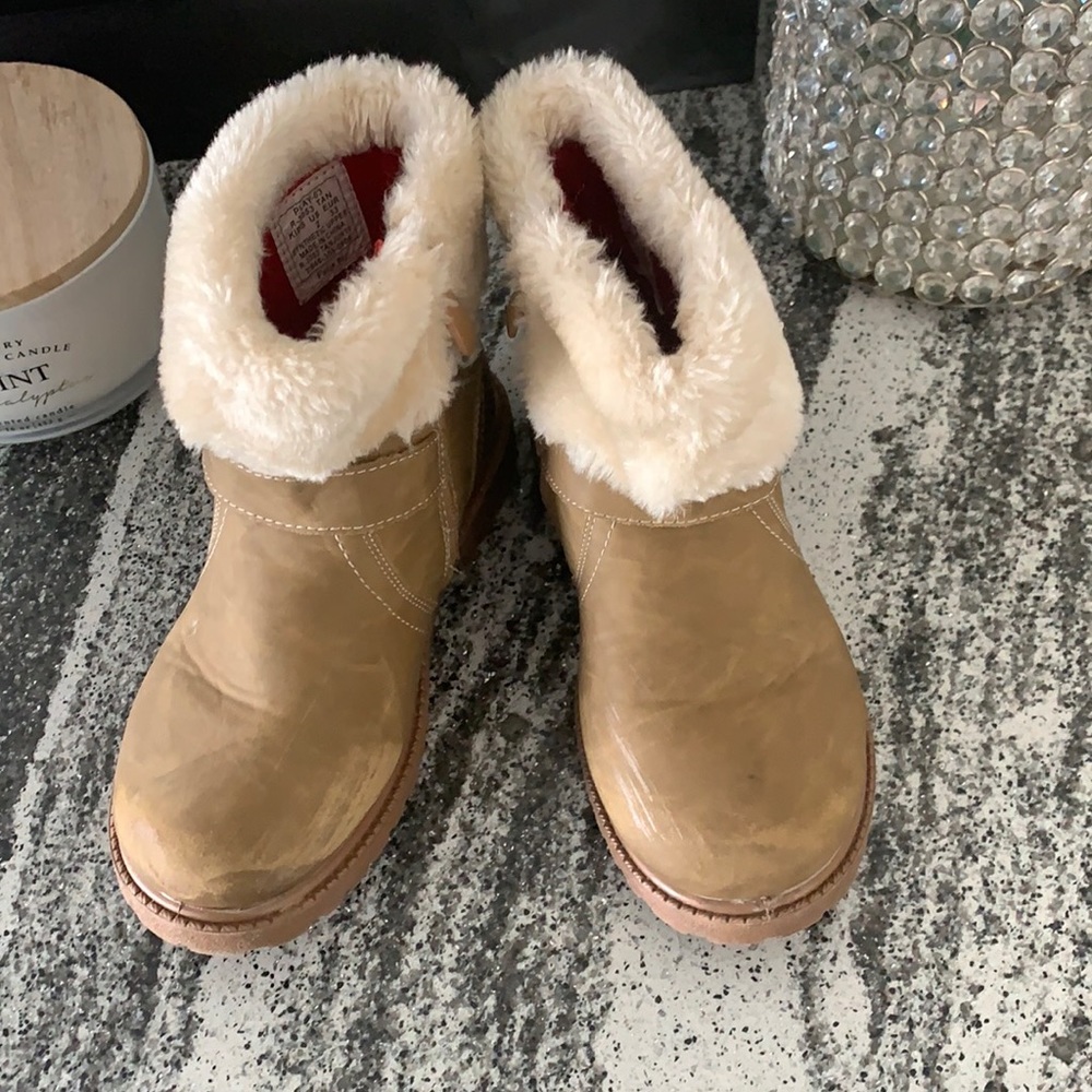 Children’s Rocawear Faux fur trim Booties sz 2